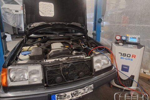 Klimawartung an einem Mercedes-Benz Oldtimer bei Garage61